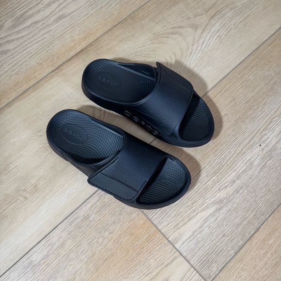 OOFOS OOahh Sport Flex Unisex Matt Black Recovery Slides Size: M: 5  W: 7 NWOT main image 6
